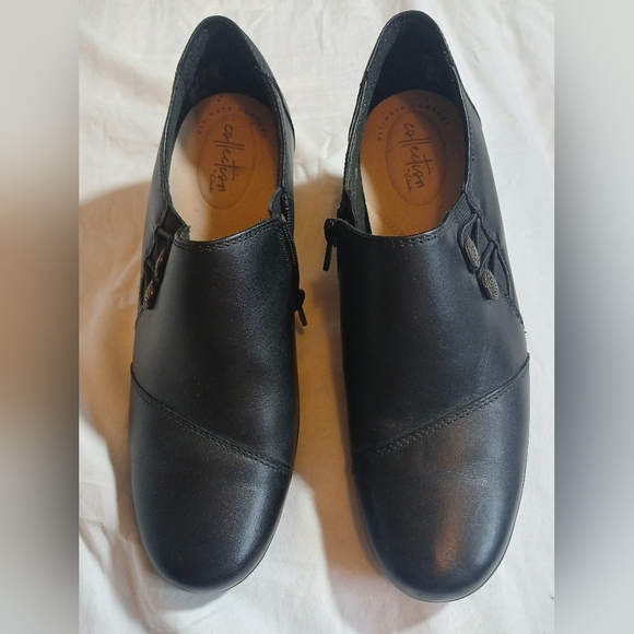 Clarks Emslie Warren Loafer Womens 9M Black Leather Slip On Block Heel Buttons - Picture 1 of 9